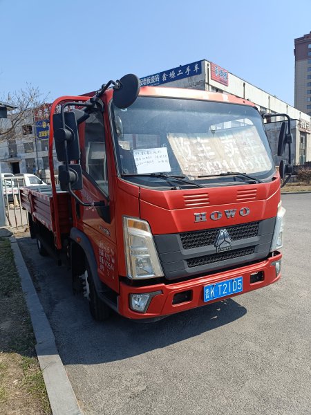 2021年的重汽豪沃單排藍(lán)牌平板車，國5排放，4.25米后斗