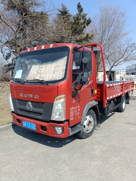 2021年的重汽豪沃單排藍(lán)牌平板車，國5排放，4.25米后斗