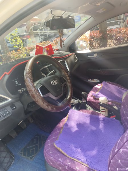 出售現(xiàn)代悅納個(gè)人一手車