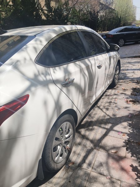 出售現(xiàn)代悅納個(gè)人一手車