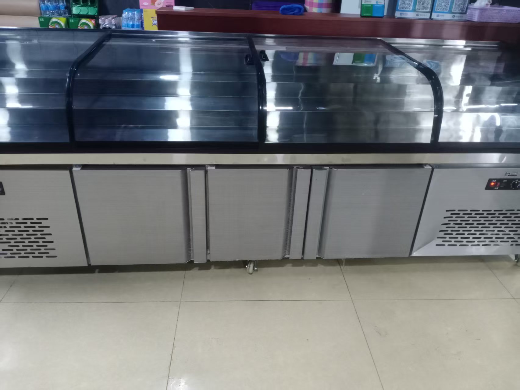 低价出售10成新饭店用冷冻保鲜柜，油烟机