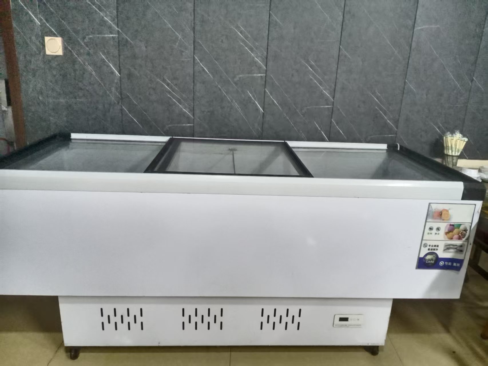 低价出售10成新饭店用冷冻保鲜柜，油烟机
