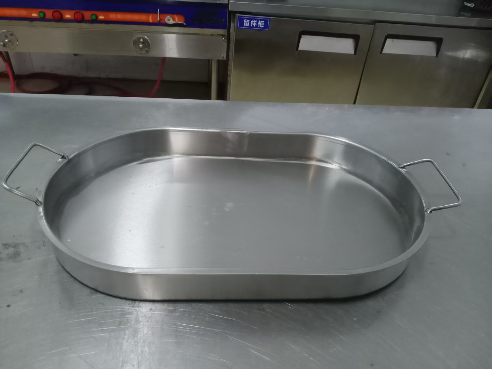低价出售10成新饭店用冷冻保鲜柜，油烟机