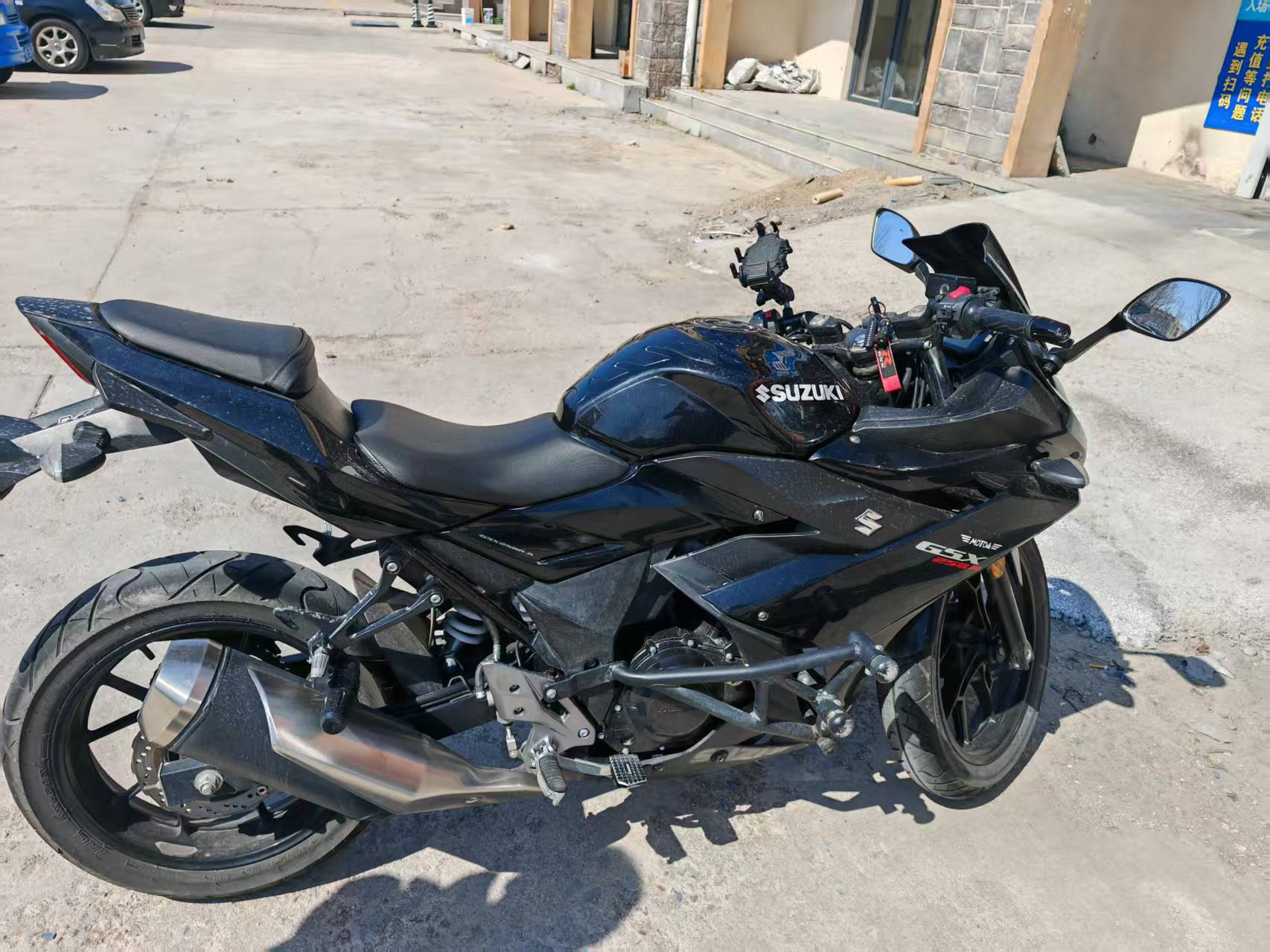 铃木gsx250 摩托车