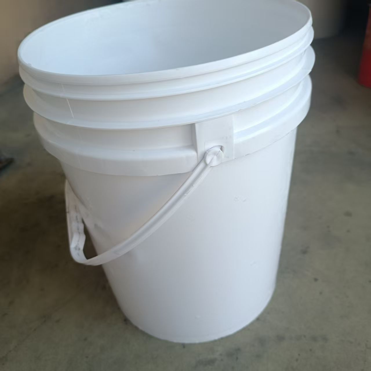 干凈的水桶出售