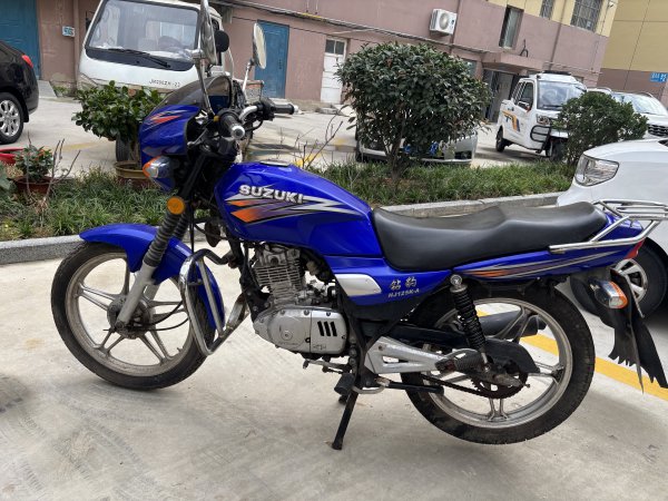 文登 1600 元卖**豪爵铃木摩托车