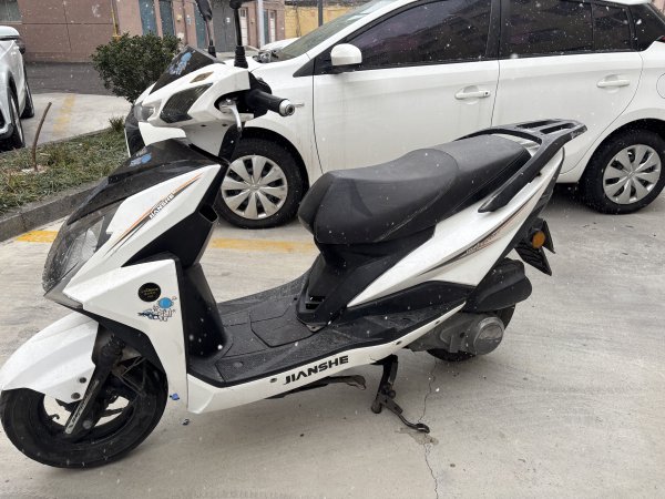 文登 1500 元卖国四电喷建设踏板车