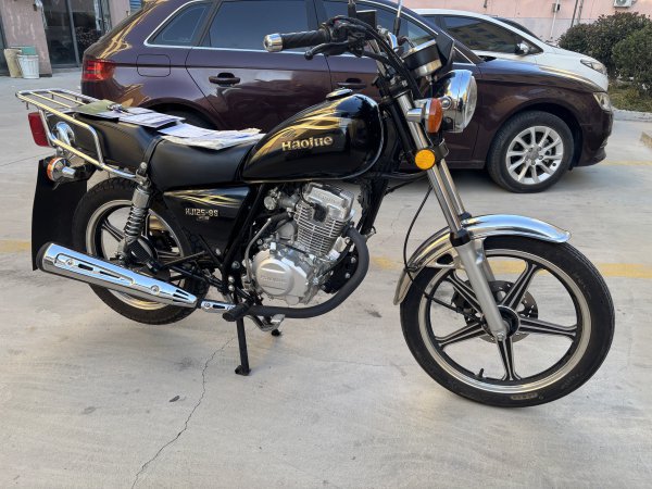 文登卖准新车豪爵铃木太子摩托车