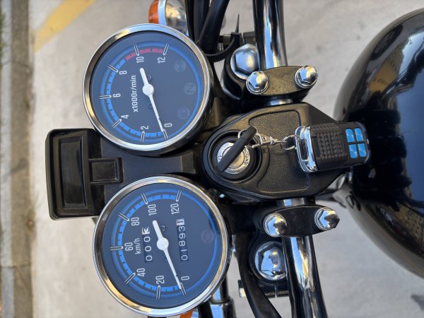 文登卖准新车豪爵铃木太子摩托车