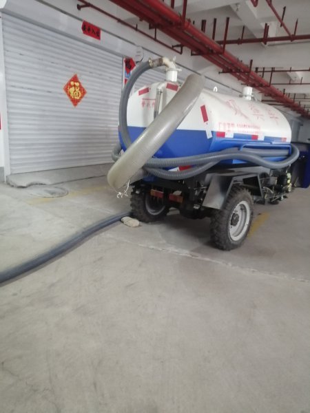 吸污车