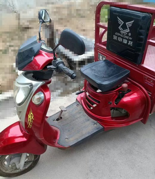 燃油三轮车低价转让