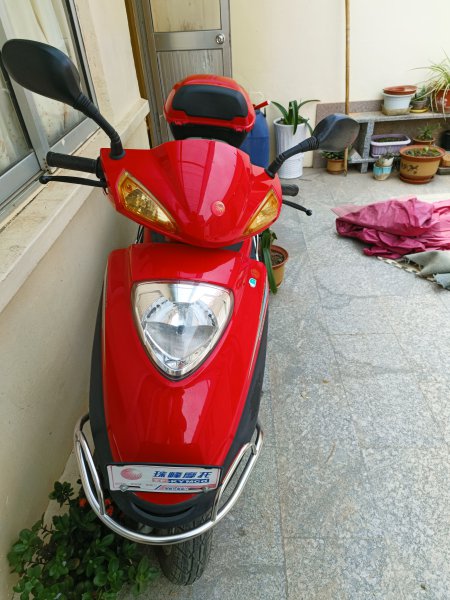 踏板红色摩托车