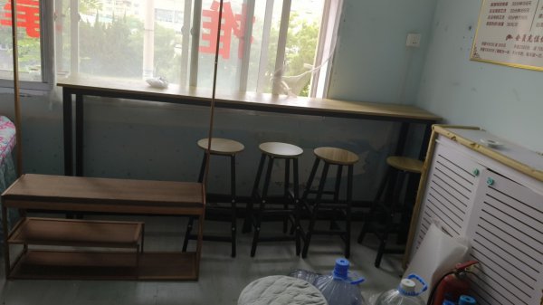 按摩床4张，展示柜书柜